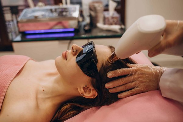 Quels jeux d'extérieur concevoir pour stimuler un chat Savannah?